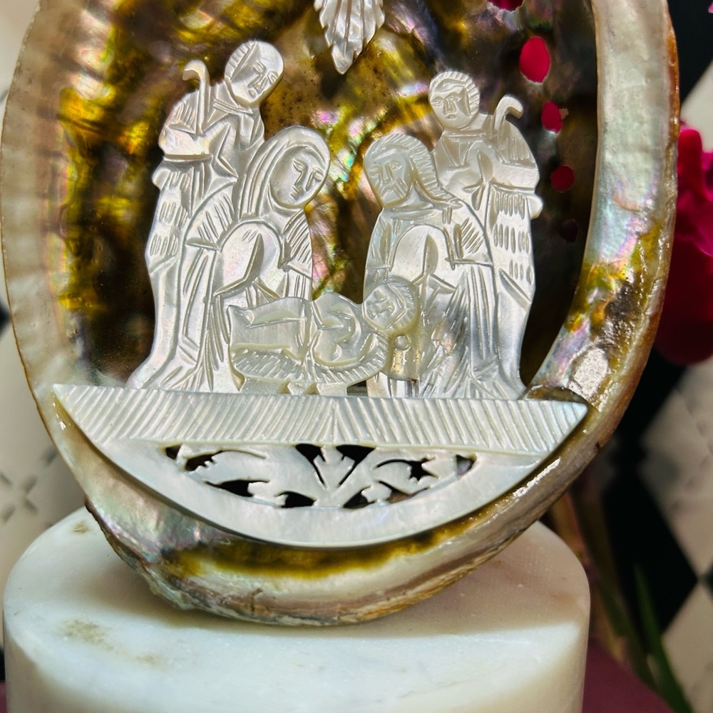 Mother-of-Pearl Nativity Scene Shell – Hand-Carved Sacred Elegance| Abalone - Picture 12 of 16